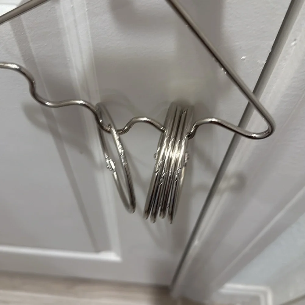Belt / scarf hanger